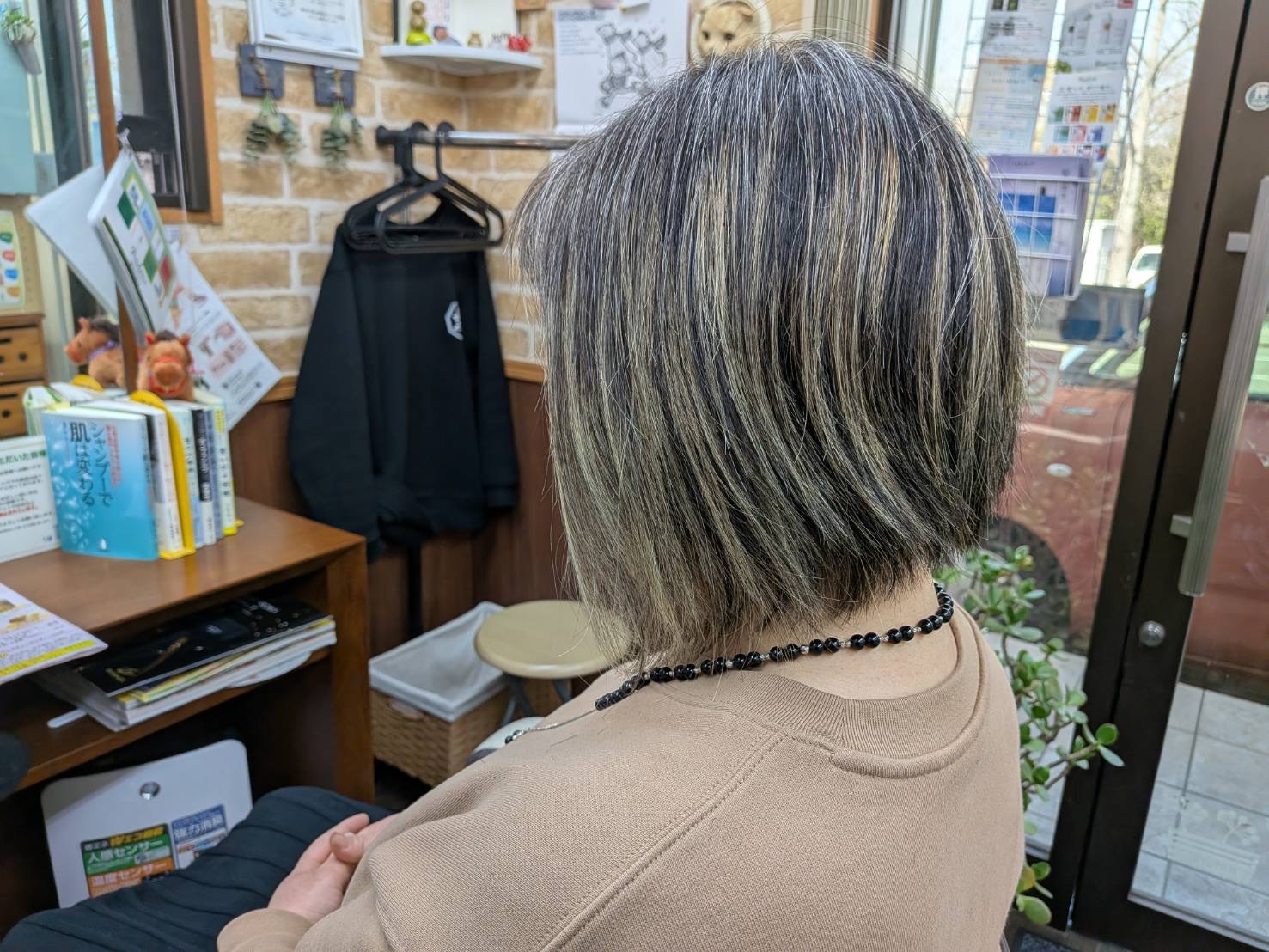 毛染めキャップを使用したハイライトカラー ②