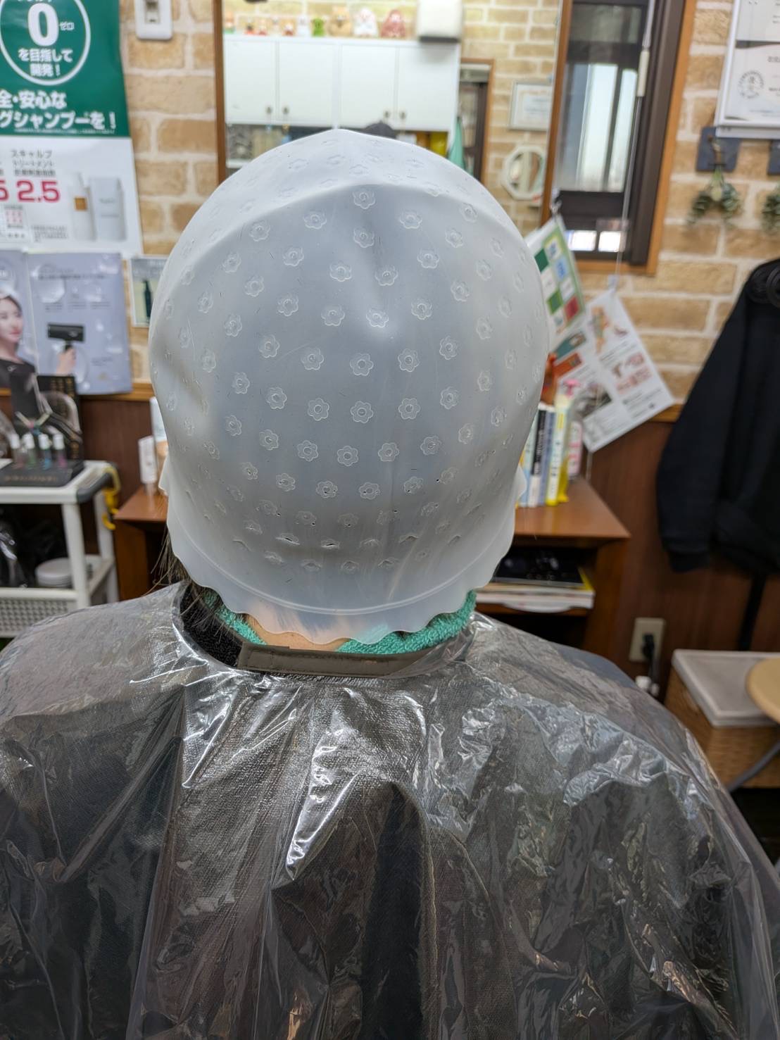 毛染めキャップを使用したハイライトカラー ③