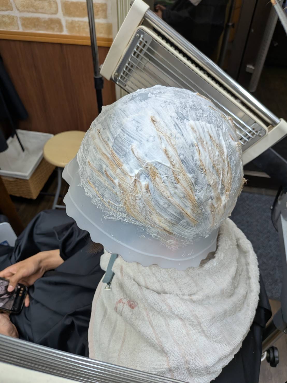 毛染めキャップを使用したハイライトカラー ①