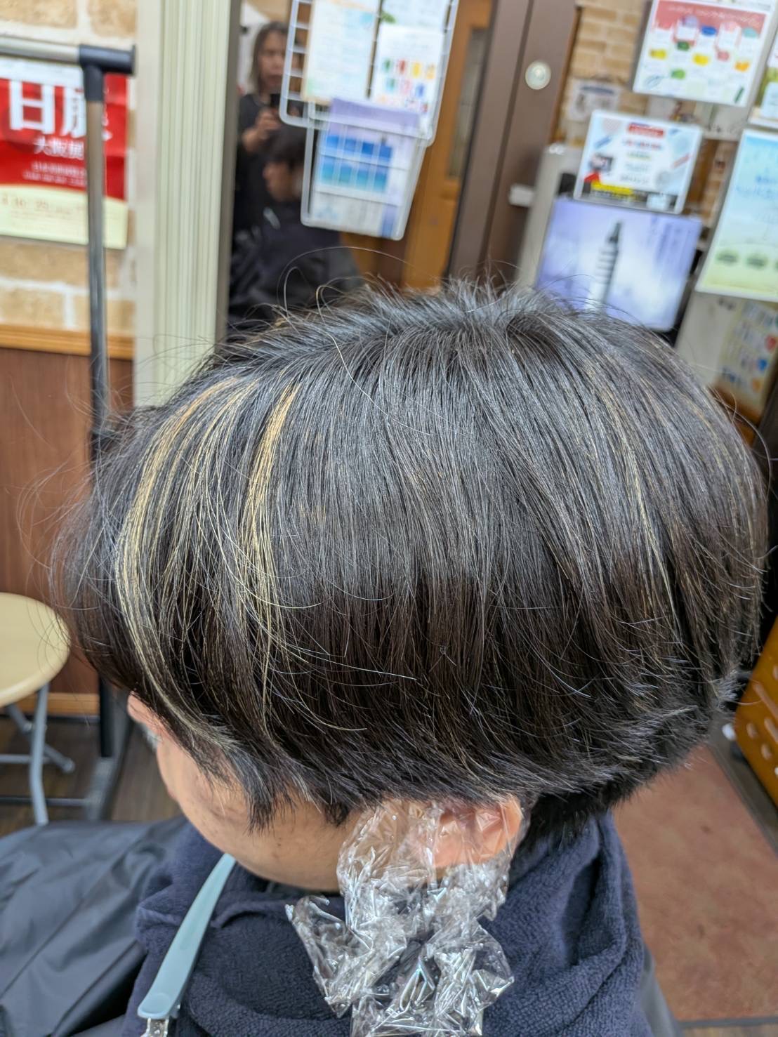 毛染めキャップを使用したハイライトカラー ③